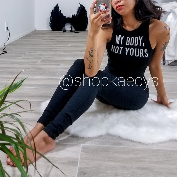 Graphic Sleeveless Cropped Tank Top - Picture 2 of 4